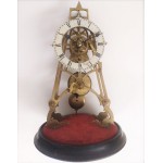 Skeleton clock met stolp